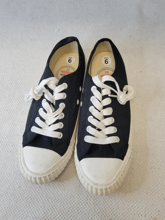 Bata Bullets Low Top Shoes Black with White Accents Men's Size 6 - Picture 2 of 8